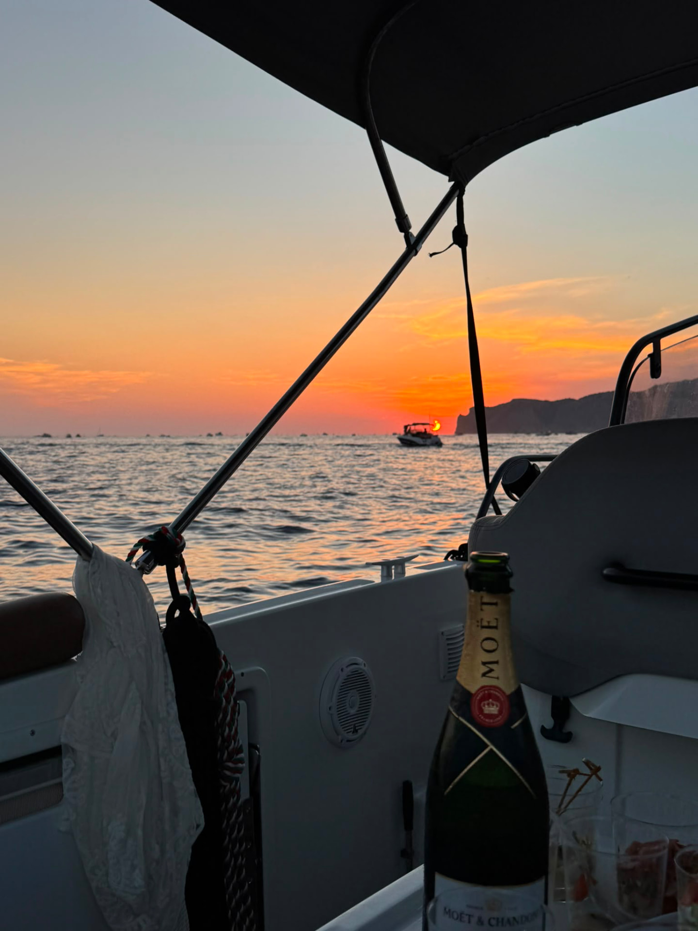Zwei Gläser Cava an Bord bei Sonnenuntergang